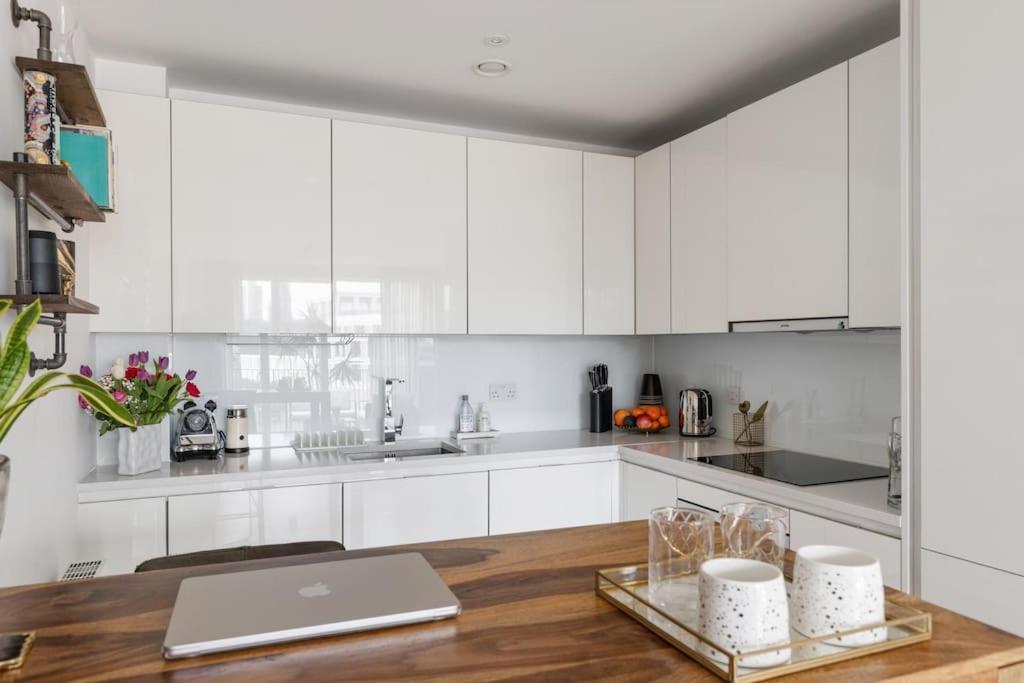Modern New 1-Bedroom Home Stunning Views London Exterior photo